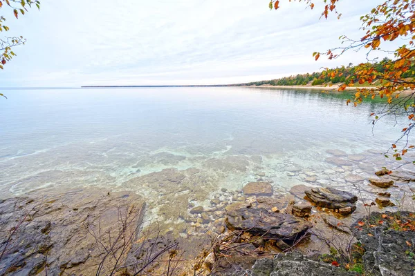Rustige wateren aan een oever van het meer in de herfst — Stockfoto