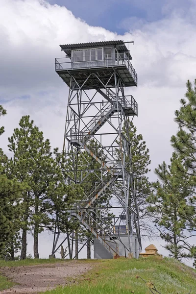 Brand uitkijktoren boven op een berg — Stockfoto