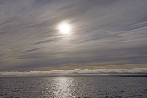 Nuvole alte e basse sull'oceano — Foto Stock