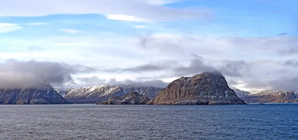 Küstenwolken in der hohen Arktis — Stockfoto