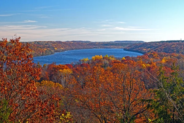 Colores de otoño en un río MIdwest — Foto de Stock