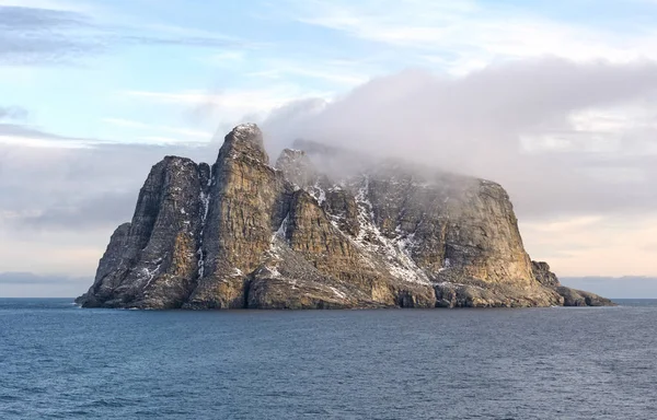 Nubes costeras en una isla estéril —  Fotos de Stock