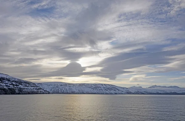 Güneşin ve bulutların yüksek Arctic — Stok fotoğraf