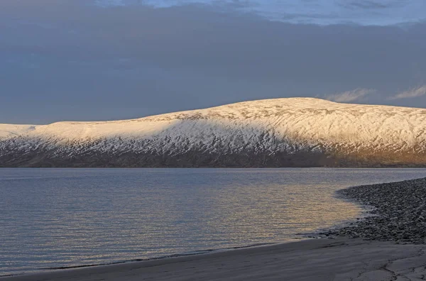Luz de la tarde en una costa alta del Ártico —  Fotos de Stock