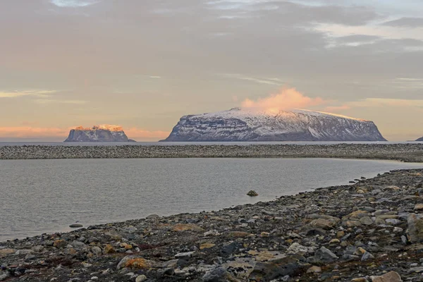 Dernier soleil sur les îles arctiques — Photo