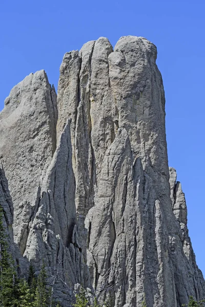 Monolithe spectaculaire dans les montagnes — Photo