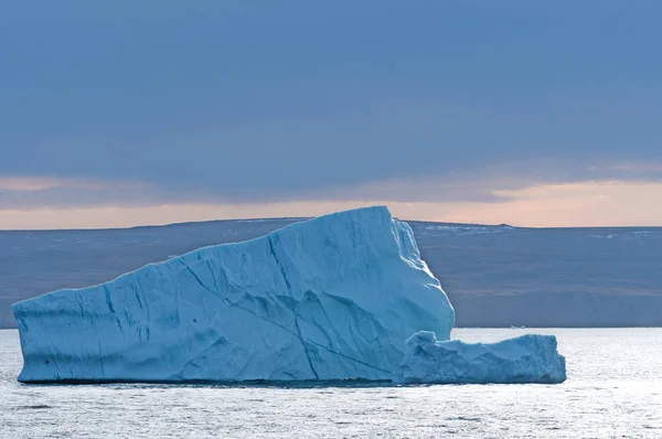 Iceberg en el crepúsculo — Foto de Stock