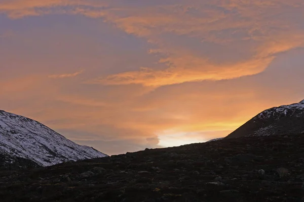 Günbatımı üzerinde bir yüksek Arctic Ridge — Stok fotoğraf