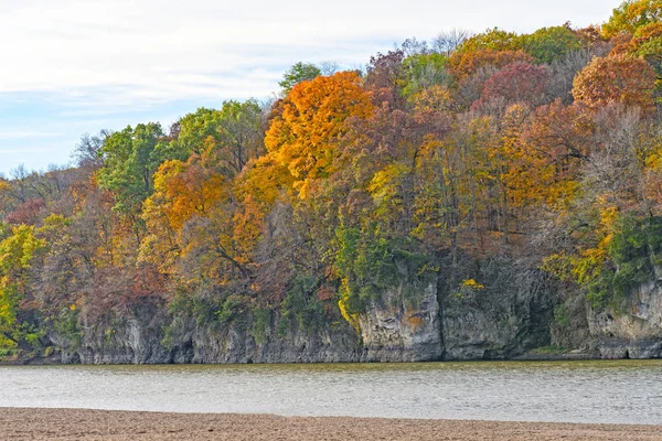 Fall Colors on a Cliff along a River — Stock Photo, Image