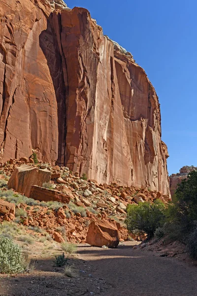 Penhasco de pedra vermelha subindo do chão Canyon — Fotografia de Stock