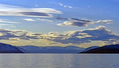 Akşam bulutlar yüksek Arctic