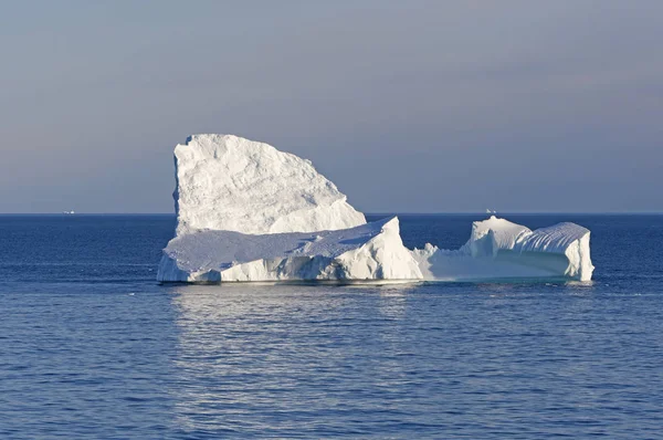 Luce contrastante su un iceberg oceanico — Foto Stock