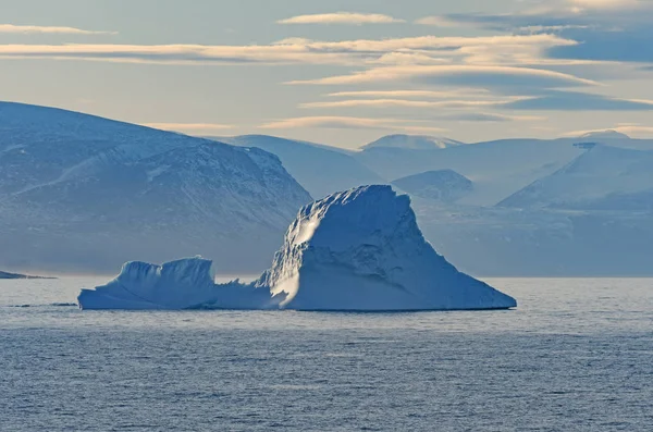 Glace, brouillard et montagnes dans le Haut-Arctique — Photo