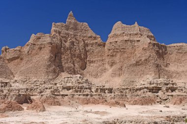 Dramatik bir çorak manzara duvarlarda