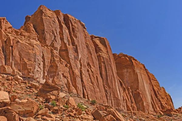 Acantilados dramáticos que se elevan hacia un cielo azul del desierto — Foto de Stock