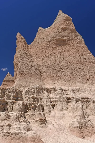 Drammatico Pinnacle Badlands contro un cielo blu — Foto Stock