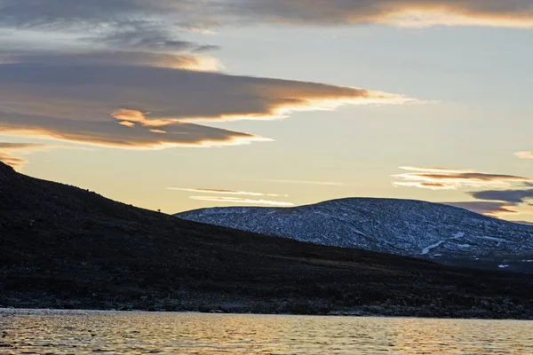 Nuages dramatiques au coucher du soleil dans l'Extrême-Arctique — Photo