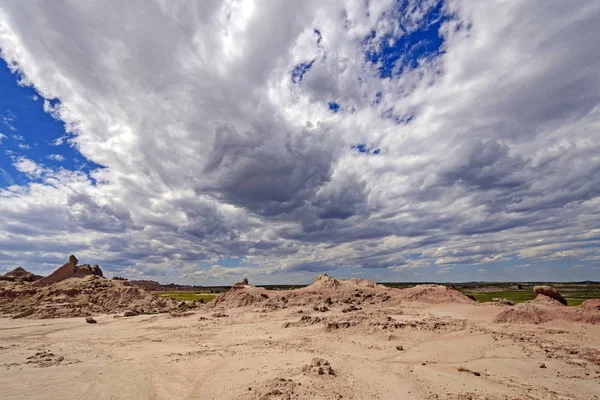 Drammatiche nuvole meteorologiche sulle Terre Desolate — Foto Stock