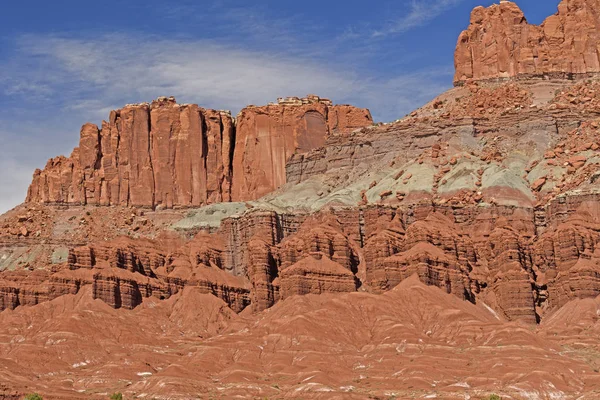 Dramatik kırmızı Rock kayalıklarla ve oluşumları çölde — Stok fotoğraf