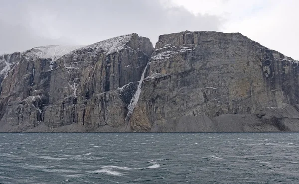 Rene klipper i en høyarktisk fjord – stockfoto