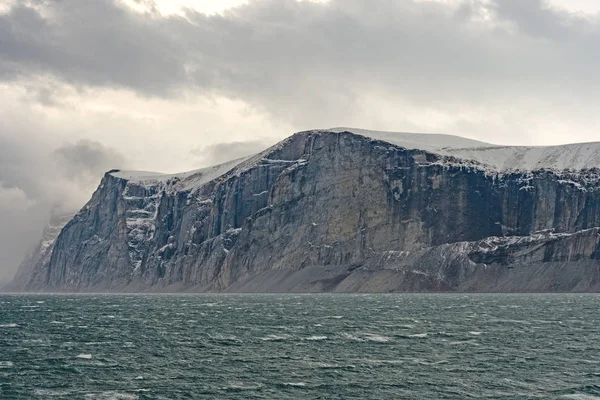 Скелі під драматичні хмари — стокове фото