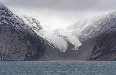 Geri çekilen buzul geliyor Sam Ford fiyort Baffin Adası: Nunavut, Canada'bulutlarda dışında