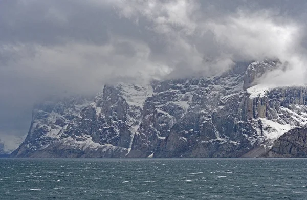 Stormachtige Wolken Rafelige Kust Bergen Langs Fjord Sam Ford Baffin — Stockfoto