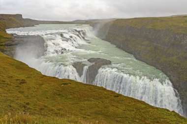 Sabah Buğusunda Dramatik Şelale