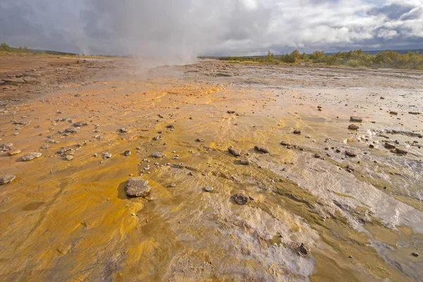 Depositi di calcare colorato presso una piscina geotermica — Foto Stock