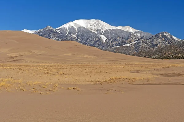 Dunas de arena y montañas nevadas — Foto de Stock