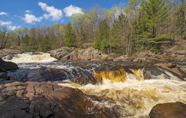 Kahverengi Su Kuzey Orman Şelalesi 'nin üzerinden akıyor
