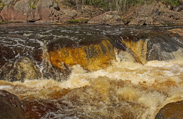 Gros plan sur une chute dramatique au printemps — Photo