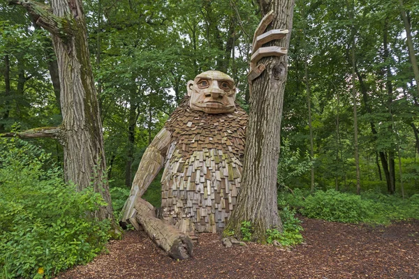 Escultura de madera Troll en el bosque — Foto de Stock