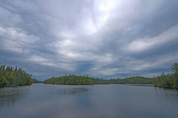 Stormwolken die over de noordelijke bossen rollen — Stockfoto