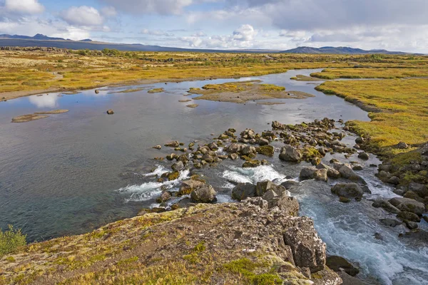 Limpar as águas em um dia ensolarado na Tundra — Fotografia de Stock