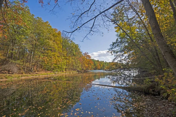 Sombras, sombras y reflexiones sobre un lago de otoño — Foto de Stock