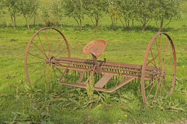 Alte Heumaschine auf einem Bauernhof — Stockfoto