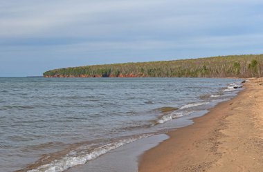 Sessiz Sahildeki Uzak Kayalıklar