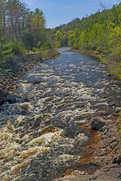 Raging Rapids op een North Woods River — Stockfoto