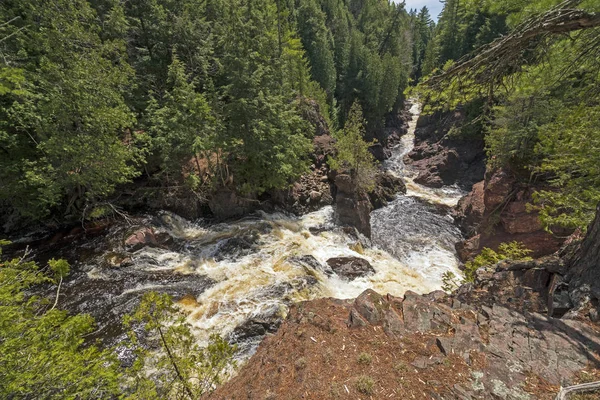 Water Rushing Down een smalle kloof — Stockfoto