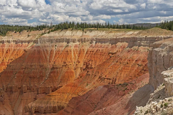 Cliff superior Detalhes sobre um abismo de montanha — Fotografia de Stock