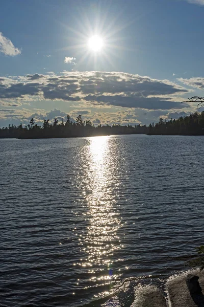 Sol över en North Woods Lake — Stockfoto