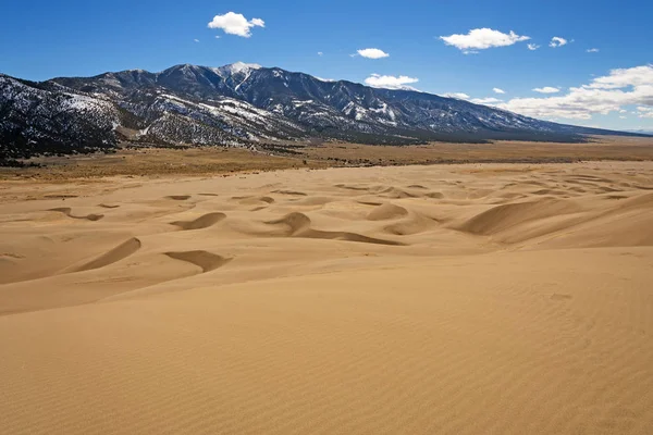 Dunes de sable menant aux montagnes — Photo