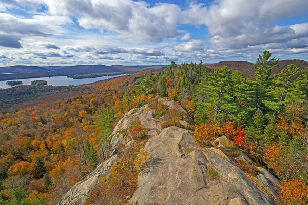 Herbstfarben rund um einen felsigen Bluff — Stockfoto