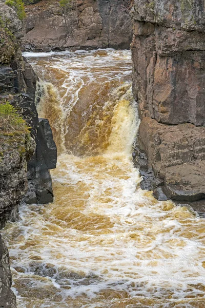 Cachoeira escondida em um estreito desfiladeiro — Fotografia de Stock