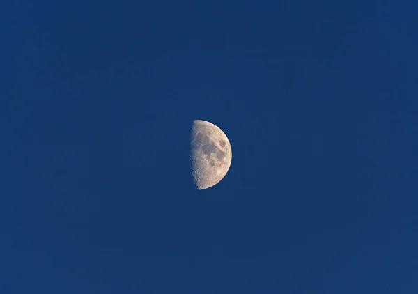 Halve Maan in een Avondhemel — Stockfoto