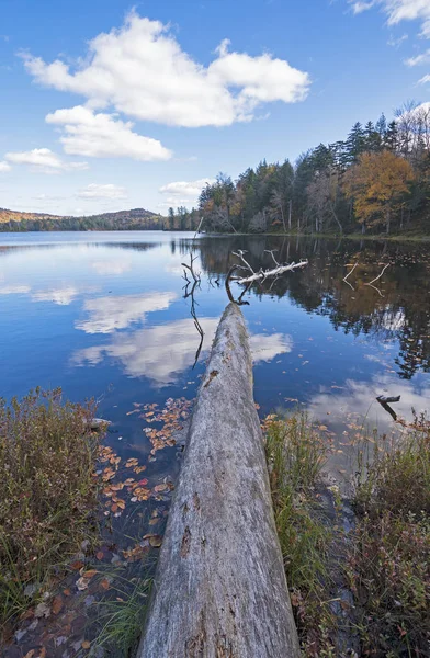 Klidné vody a klidné nebe na horském jezeře — Stock fotografie