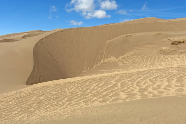 Motifs changeants de sable dans les dunes — Photo