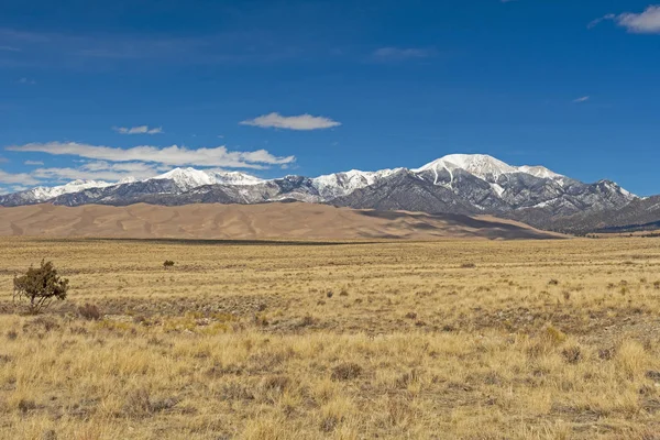 Uitkijkend over de vlaktes bij de zandduinen en de Snowy Mountains — Stockfoto