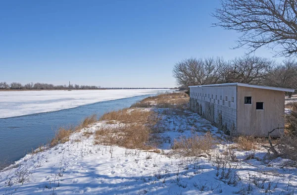 Veduta cieca lungo un fiume nel tardo inverno — Foto Stock